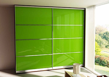 Шкаф с фасадом из цветного стекла